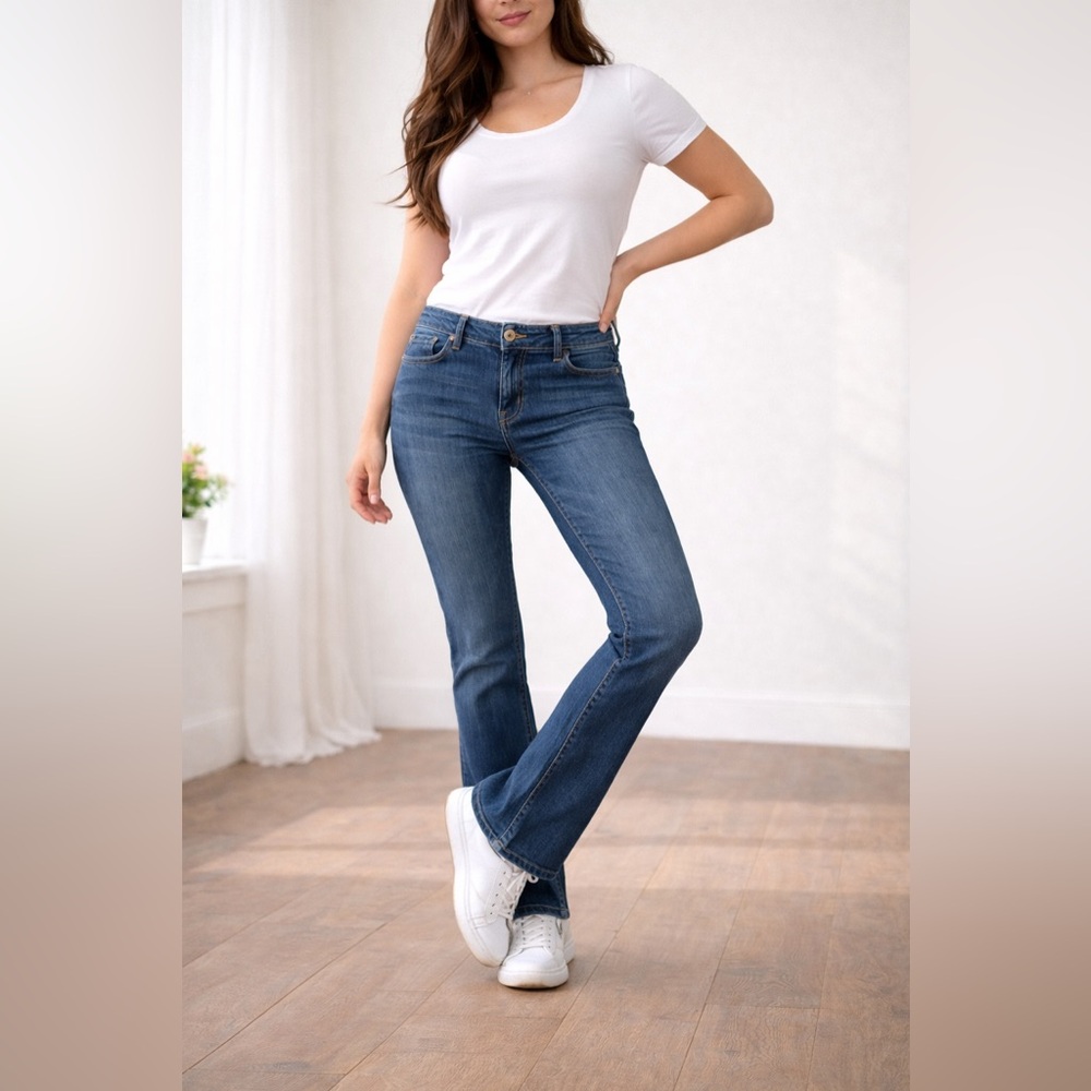 American Eagle Women’s Size 4 Short Original Boot Jeans Low Rise 28” Inseam - Picture 1 of 5